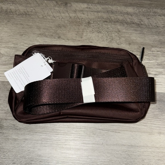 NWT’S LULULEMON EVERYWHERE BELT BAG LARGE 2L! - Picture 4 of 4